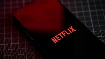 Auf dem Bildschirm eines Smartphones ist das Logo von Netflix zu sehen.