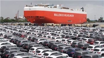 Auf dem Bremerhavener Autoterminal müssen die Beschäftigten Lohneinbußen hinnehmen. Im Gegenzug gibt es dafür von der BLG eine Garantie, dass es keine betriebsbedingten Kündigungen geben wird.