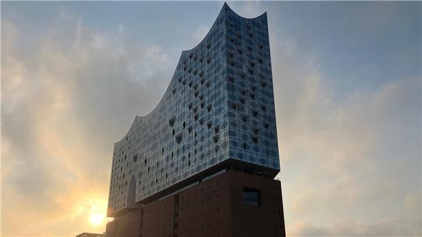 Auf dem Dach der Elbphilharmonie hat Extrem-Sportler Fabio Wibmer mit seinem Rad einen Rückwärtssalto gemacht.