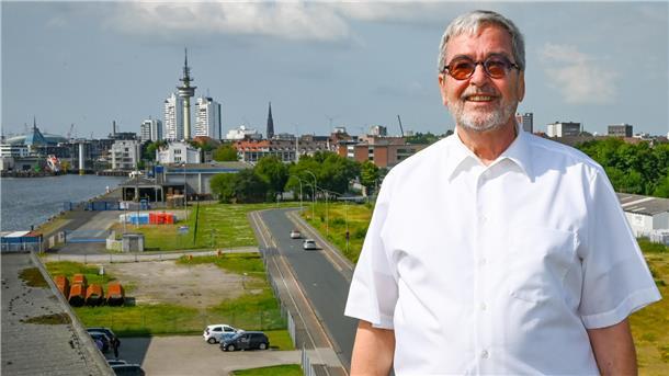 Auf dem Dach seines Gebäudes an der Riedemannstraße 1 zeigt Dieter Petram, wo er anfängt zu bauen. Der erste Komplex entsteht direkt angrenzend auf der Grünfläche, wo früher das Verwaltungsgebäude der Werft stand.