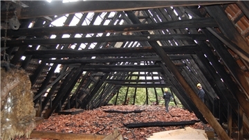 Auf dem Dachboden der St.-Bartholomäus-Kirche: Die schweren Dachbalken aus Eichenholz sind durch das Feuer starkt verkohlt worden.