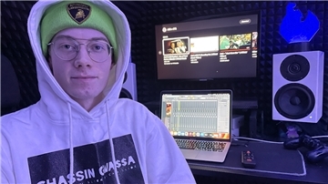Auf dem Dachboden seines Elternhauses hat Lennard de Grave sein Studio eingerichtet. Hier entstehen die Beats und Melodien, die Rapper in den USA für ihre Songs nutzen.