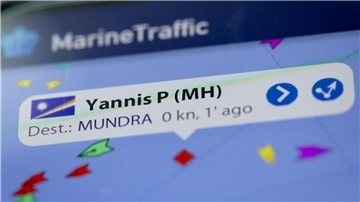 Auf dem Display eines Smartphones wird in der App „MarineTraffic“ die damals aktuelle Position des Öltankers „Yannis P“ angezeigt.