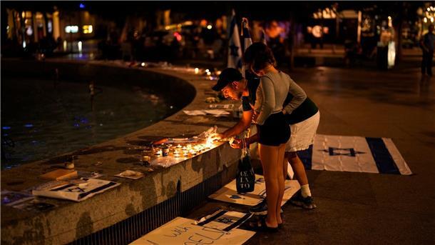 Hamas behauptet: Israelische Bodeneinsätze im Gazastreifen Auf dem Dizengoff-Platz in Tel Aviv wir der Opfer der Hamas-Anschläge gedacht.