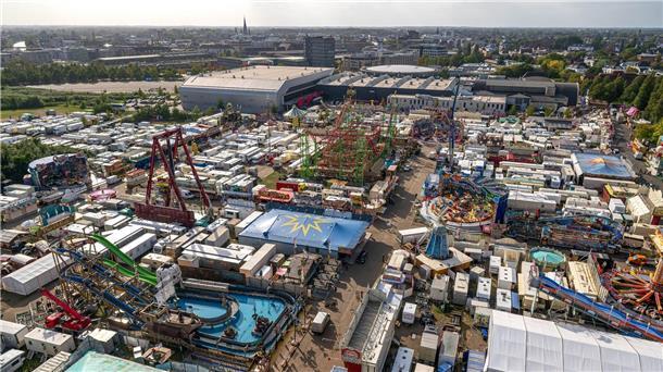 1,3 Millionen Besucher auf dem Oldenburger Kramermarkt Auf dem Festplatz vor der Weser-Ems-Halle wird der Oldenburger Kramermarkt aufgebaut.