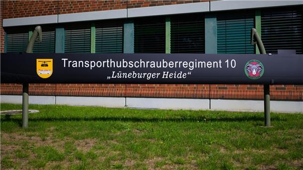 Ziviler Pilot stirbt nach Absturz auf Bundeswehr-Flugplatz Auf dem Flugplatz des Transporthubschrauberregiments 10 der Bundeswehr ist ein Pilot tödlich verletzt worden. Er war mit einer Privatmaschine unterwegs. (Archivbild)