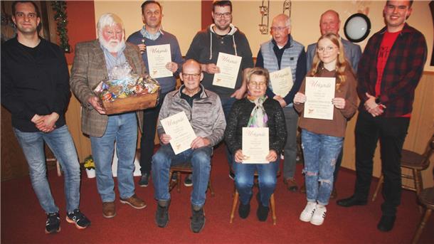 Auf dem Foto (von links): der neue 1. Vorsitzende Lukas Düwel, Akki Albers, Martin Roes, Heiko Kloss, Uli Krey, Thorsten Poppe, der neue 2. Vorsitzende Hanno Gooß sowie (vorn) Uwe Tiedemann, Marlies Wintje und Katharina Timoschenko.