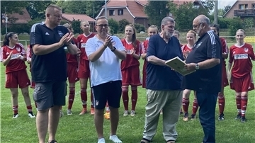 Auf dem Foto von links nach rechts: Martin Nolting, Jörg Schröder, Günter Pankonin und Heiko Wiehn. Es gratulieren auch die U17-Juniorinnen des FCG.