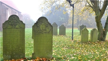 Auf dem Friedhof in Loxstedt gibt es zum Teil sehr alte Grabmale. Die Friedhofskappelt soll jetzt zu einem Kulturort werden.