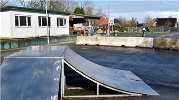 Auf dem Gelände bei der ehemaligen Viehrampe in Schwei hat die Gemeinde eine kleine Skateranlage aufgebaut. Der Schweier Bürgerverein hat jetzt drei Container zur multifunktionalen Nutzung aufgestellt. Das ist umstritten.