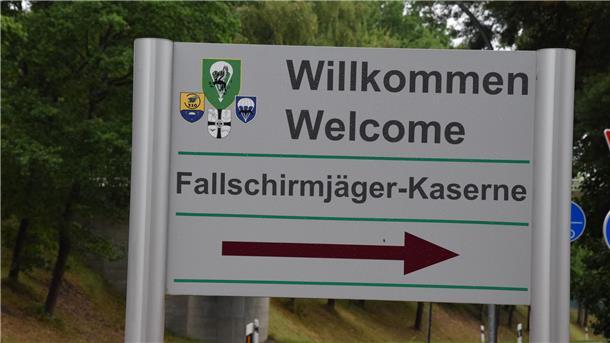 Das Foto zeigt das Eingangsschild zur Fallschirmjäger-Kaserne.