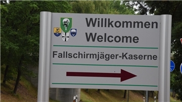 Das Foto zeigt das Eingangsschild zur Fallschirmjäger-Kaserne.