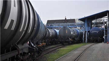 Auf dem Gelände der Midgard stehen Tankwaggons und kommen nicht weg, weil sie die Huntebrücke nicht mehr passieren können. Über den Nordenhamer Hafen werden normalerweise wöchentlich rund 10.000 Tonnen Güter mit der Bahn umgeschlagen.