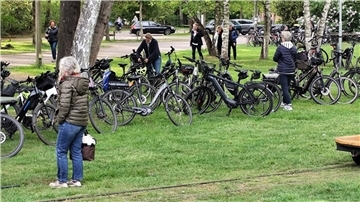 Öffentlicher Platz, viel Rasen, ein paar Menschen und Fahrräder. Auf dem Gelände der Moorbahn werden die erfolgreichsten Radelnden geehrt.