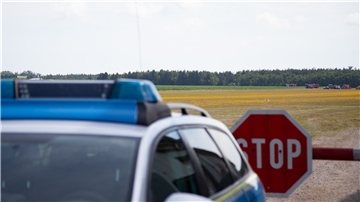Auf dem Gelände der Sportfluggruppe Nordholz ist am Donnerstagvormittag ein Leichtflugzeug abgestürzt. Polizei und zahlreiche Feuerwehren sind an der Unfallstelle (Bildhintergrund) im Einsatz.