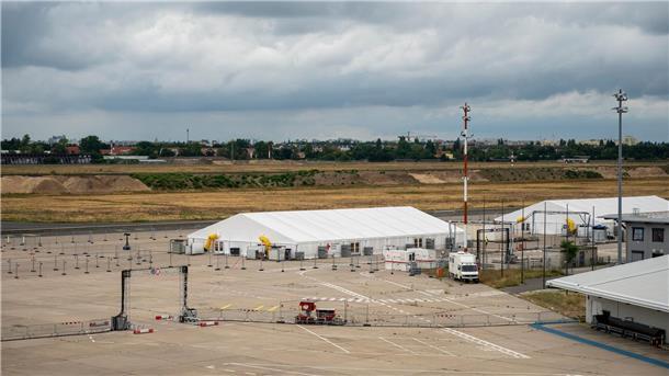 Innenpolitiker beklagen Lücken im Zivilschutz Auf dem Gelände des ehemaligen Flughafens Tegel steht das sogenannte Labor 5000 vom Deutschen Roten Kreuz (DRK). In der Zeltstadt, die mit Bundesmitteln finanziert wurde, können im Notfall bis zu 5000 Menschen leben.