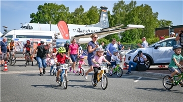 Auf dem Gelände des Marinefliegergeschwaders 3 in Nordholz findet das Bike Navy-Radrennen für Jedermann statt.