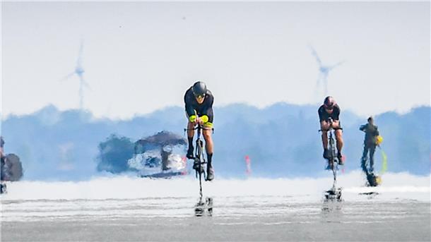 Auf dem Gelände des Marinefliegergeschwaders 3 in Nordholz findet das Bike Navy-Radrennen statt.