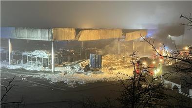 Auf dem Gelände eines Fahrzeughändlers in Sittensen ist in der Nacht zum Sonntag bei einem Großbrand ein Millionenschaden entstanden. Menschen kamen nicht zu Schaden, die Polizei ermittelt.