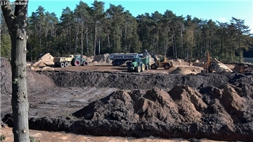 Auf dem gerodeten Gelände neben dem Verwaltungsgebäude des Wasser- und Abwasserverbandes in Holßel laufen die Vorbereitungen für den Bau einer neuen Lagerhalle.
