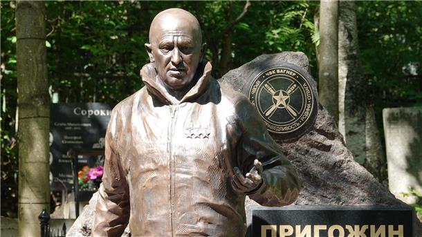 Prigoschins Erbe belastet Russland weiter Auf dem Grab des russischen Unternehmers Jewgeni Prigoschin steht eine fast lebensgroße Figur als Denkmal zur Erinnerung an den Gründer der Privatarmee Wagner.