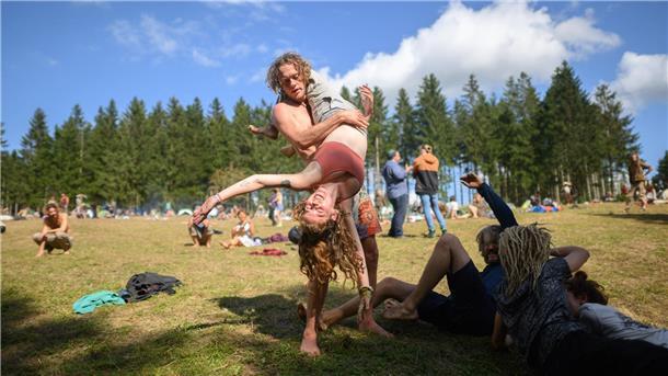 Camper aus aller Welt im Harz - „Frieden ist das Ziel“ Auf dem Hauptplatz des Zeltlagers tanzen die Teilnehmer des „Rainbow-Gathering“.
