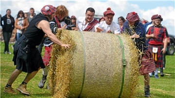 Heuballen-Rollen in Butjadingen mit Männern im schottischen Outfit
