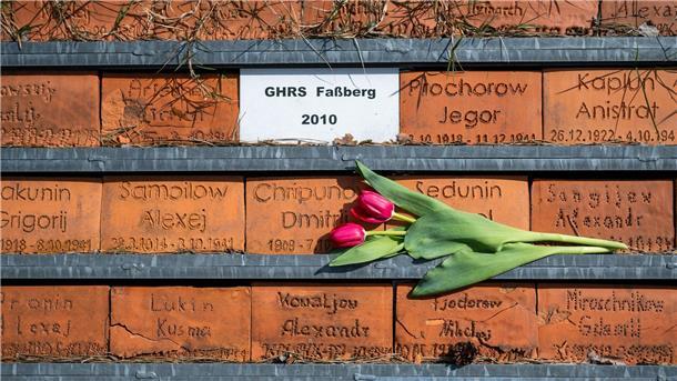 „Vergessene Opfer“ - Führung auf Russisch in Bergen-Belsen Auf dem Kriegsgefangenenfriedhof werden regelmäßig Blumen abgelegt. (Archivbild)