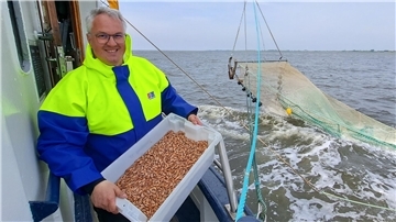 Reeder René Schmidt präsentiert den Fang des Tages für den Krabbentag in Wremen.