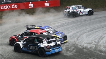 Auf dem legendären Estering in Buxtehude ließ Lukas Ney (rechts) aus Nordholz wieder zahlreiche Rallycross-Konkurrenten hinter sich.