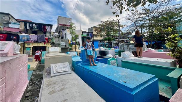 Leben mit den Toten - Der Friedhof-Slum von Manila Auf dem Manila North Cemetery leben auch viele Kinder.