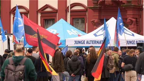 Polizist stirbt nach Messerangriff auf Mannheimer Marktplatz Auf dem Mannheimer Marktplatz findet auch eine Kundgebung der Jungen Alternative statt.