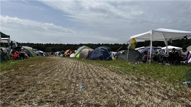 Zelt-Rivalen: Glamping-Luxus gegen Camping-Romantik beim Hurricane Festival Ein Zeltplatz auf dem Hurricane Festival.