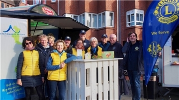 die Damen des Lions Clubs Emy Rogge Wesermarsch und die Herren des Lionsclubs Elsfleth-Nordenham auf dem Ochsenmarkt