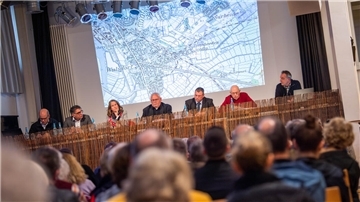 Anwohner-Initiative will jetzt das Oberflächen-Wasser in den Fokus nehmen Auf dem Podium (ganz links) Dieter Klug und Hero Lang aus dem Kreis der Betroffenen.