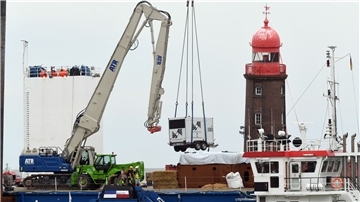 Auf dem Ponton neben der Nordmole laufen die Vorbereitungen für die Bergung der stählernen Kuppel des Nordmole-Leuchtfeuers.