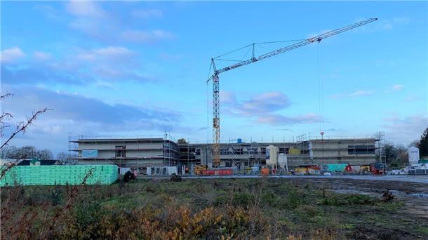 Auf dem richtigen Weg: Das Dach der neuen Grundschule Harrien an der Ladestraße wird ganz und gar für die Nutzung von Fotovoltaik genutzt.