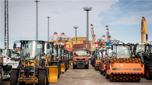 Auf dem RoRo-Terminal Bremerhaven werden neben selbstfahrenden oder rollbaren Einheiten wie Traktoren, LKW, Baumaschinen oder kompletten Zugsystemen auch Schwergüter und Breakbulk auf Trailer gestaut und verladen,.