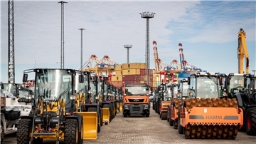 Auf dem RoRo-Terminal Bremerhaven werden neben selbstfahrenden oder rollbaren Einheiten wie Traktoren, LKW, Baumaschinen oder kompletten Zugsystemen auch Schwergüter und Breakbulk auf Trailer gestaut und verladen,.