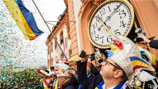 „Energie für Krisen“ - Die fünfte Jahreszeit beginnt Auf dem Schillerplatz feierten an die 9.000 Närrinnen und Narren bei frischem Wetter.