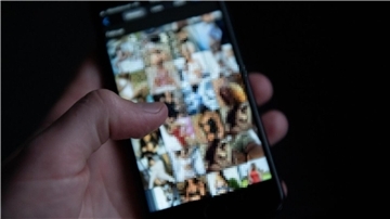 Auf dem Smartphone eines Cuxhaveners sollen pornografische Bilder gefunden worden sein. Nun muss er sich vor Gericht verantworten. Foto: dpa/Stein