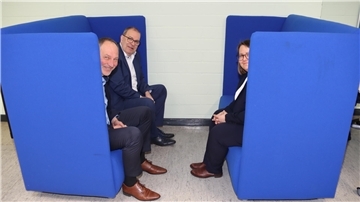 Auf dem Sofa mit Schallschutz kann man sich ungestört unterhalten und lernen.  Bereichsleiter Jürgen Schulz, Landrat Thorsten Krüger und Koordinatorin Alexandra Kuck (von links) haben das schon einmal getestet.