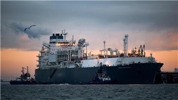 Auf dem Spezialschiff „Höegh Esperanza“, das in Wilhelmshaven festgemacht hat, wird verflüssigtes Erdgas in einen gasförmigen Zustand zurückversetzt. Die Umweltverbände kritisieren, dass die biozidhaltigen Abwässer, die bei diesem Prozess entstehen, in die Jade eingeleitet werden.