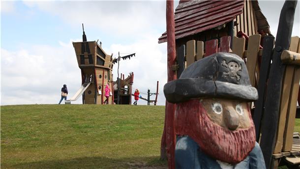 Auf dem Spielplatz in Dorum-Neufeld sind die Spielgeräte allesamt mit maritimen Flair.