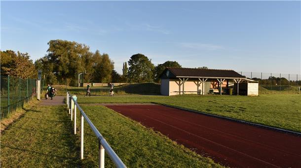 Auf dem Sportplatzgelände in Burhave soll im Bereich des vorhandenen Schuppens ein multifunktionales Vereinsheim der TSG Burhave entstehen.