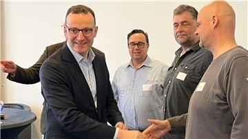 Auf dem Sprung: Ex-Minister Jens Spahn (CDU) verabschiedet sich von den Gesprächsteilnehmern zum Thema Bioenergie. 