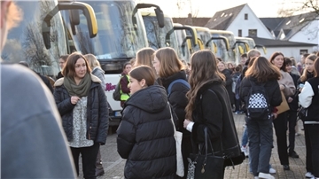 Auf dem Störtebekerbad war gestern Nachmittag einiges los: 13 Reisebusse standen dort für einen Schulausflug nach Hamburg bereit. vier weitere Busse fuhren vorm Gymnasium ab.