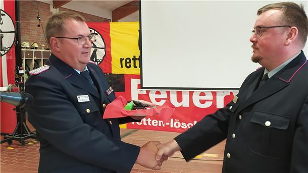 Auf dem Tablett servierte Stadtbrandmeister Ralf Hoyer (links) dem Ortsbrandmeister Jan-Dirk Balz die Schlüssel für die neuen Fahrzeuge.