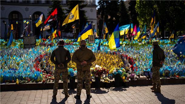 Krieg gegen die Ukraine: So ist die Lage Auf dem Unabhängigkeitsplatz in Kiew wurden Flaggen und Fotos zum Gedenken an im Krieg gefallene Zivilisten und Soldaten aufgestellt.