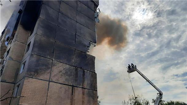 Krieg gegen die Ukraine: So ist die Lage Auf dem vom Pressebüro des ukrainischen Innenministeriums zur Verfügung gestellten Foto arbeiten Rettungskräfte nach einem Raketeneinschlag an einem mehrstöckigen Wohnhaus in Krywyj Rih.